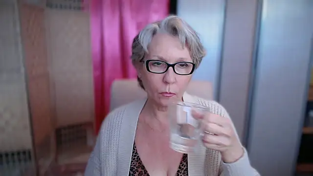 petradaniels online show from December 17, 10:38 pm