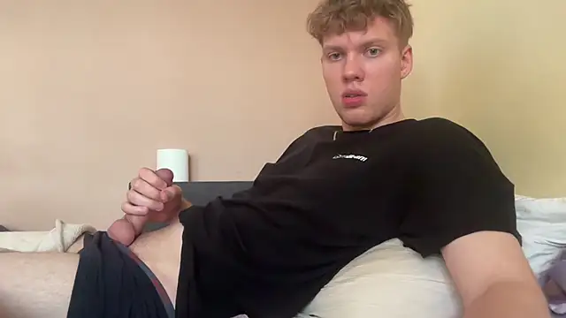 Snapshot of sexybooii6968 chatting on October 25, 1:51 pm sexybooii6968 online show from October 25, 1:51 pm