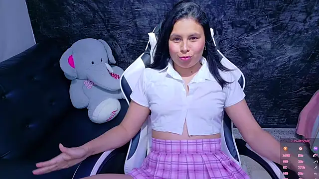 Snapshot of olivia_love_ chatting on May 6, 7:19 pm olivia love online show from May 6, 7:19 pm