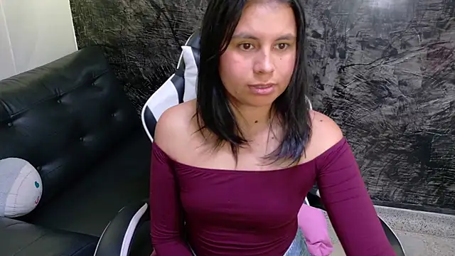 Snapshot of olivia_love_ chatting on June 25, 9:19 pm olivia love online show from June 25, 9:19 pm