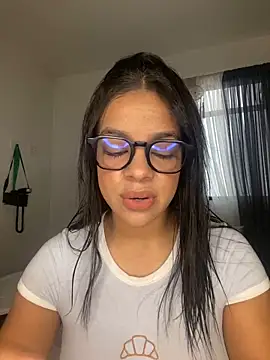 Snapshot of trianawhite chatting on December 2, 3:18 pm trianawhite online show from December 2, 3:18 pm