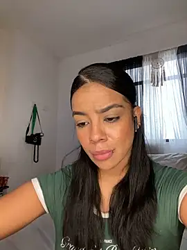 Snapshot of trianawhite chatting on December 5, 4:25 pm trianawhite online show from December 5, 4:25 pm