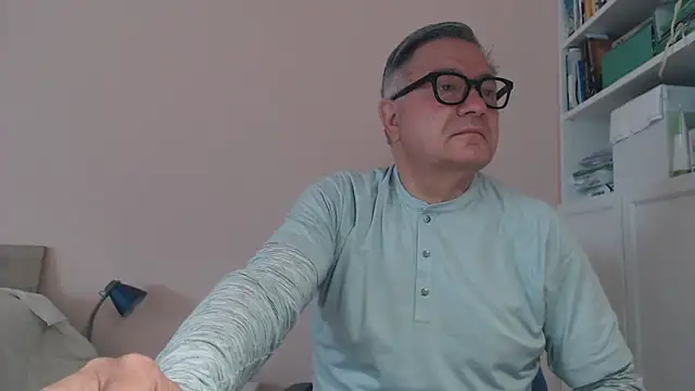 Snapshot of YOU6me chatting on May 6, 7:35 am YOU6me online show from May 6, 7:35 am