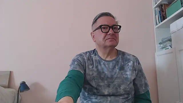 Snapshot of YOU6me chatting on May 20, 6:41 am YOU6me online show from May 20, 6:41 am