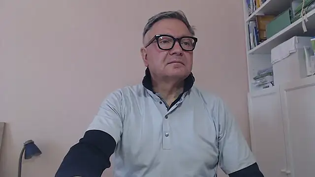 Snapshot of YOU6me chatting on May 26, 8:43 am YOU6me online show from May 26, 8:43 am