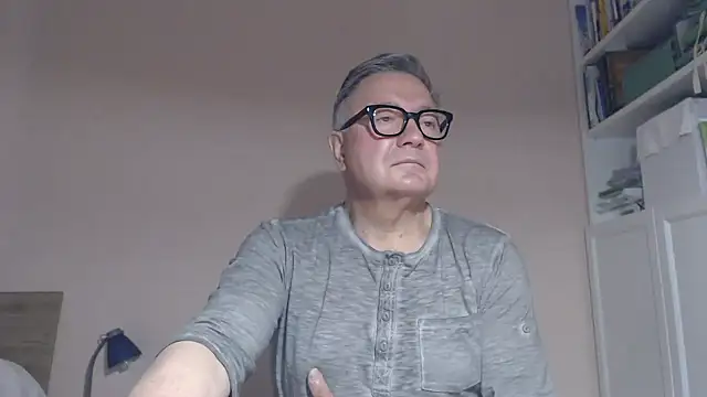 Snapshot of YOU6me chatting on June 8, 8:04 am YOU6me online show from June 8, 8:04 am