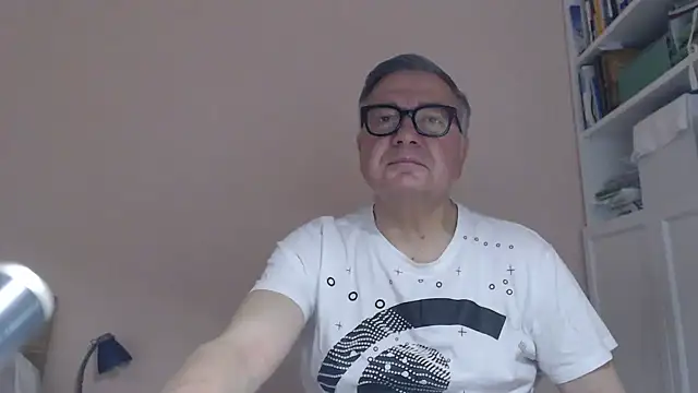 Snapshot of YOU6me chatting on June 17, 7:22 am YOU6me online show from June 17, 7:22 am