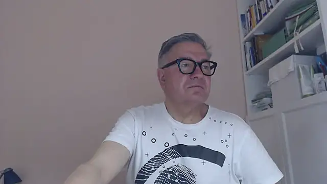 Snapshot of YOU6me chatting on June 18, 7:30 am YOU6me online show from June 18, 7:30 am