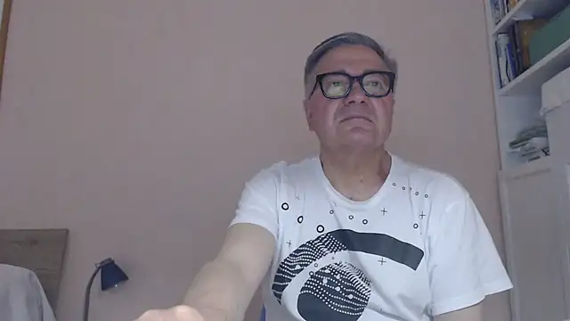 Snapshot of YOU6me chatting on June 18, 9:36 am YOU6me online show from June 18, 9:36 am