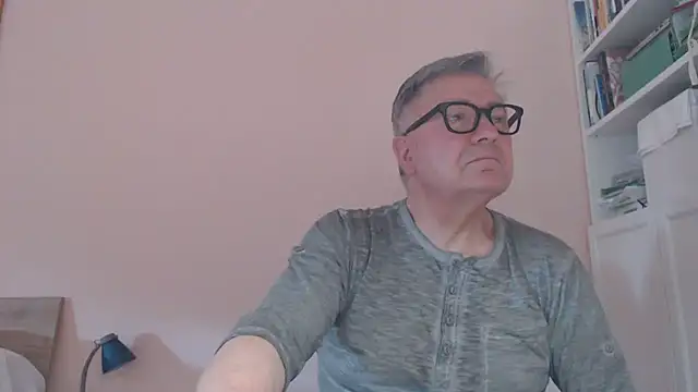 Snapshot of YOU6me chatting on June 23, 6:33 am YOU6me online show from June 23, 6:33 am