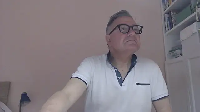 Snapshot of YOU6me chatting on June 26, 8:52 am YOU6me online show from June 26, 8:52 am