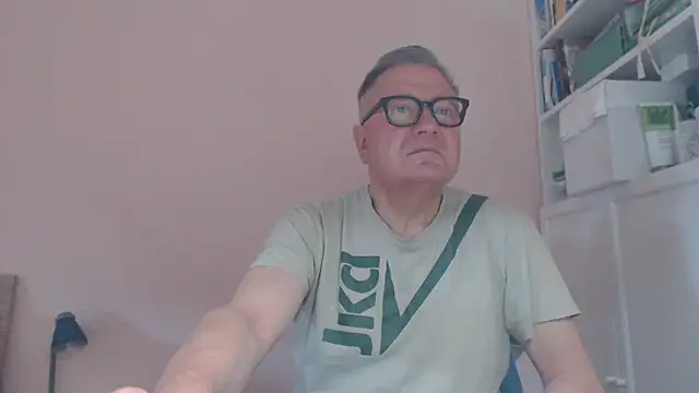 Snapshot of YOU6me chatting on June 29, 7:47 am YOU6me online show from June 29, 7:47 am