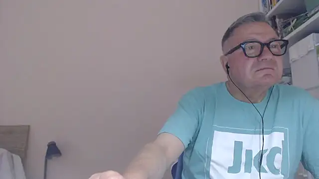 Snapshot of YOU6me chatting on July 6, 8:55 am YOU6me online show from July 6, 8:55 am