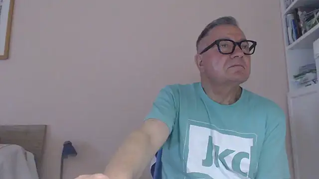Snapshot of YOU6me chatting on July 6, 3:03 pm YOU6me online show from July 6, 3:03 pm