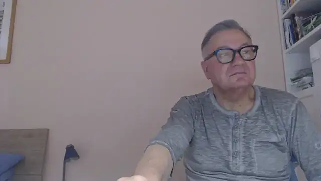 Snapshot of YOU6me chatting on July 8, 8:30 am YOU6me online show from July 8, 8:30 am