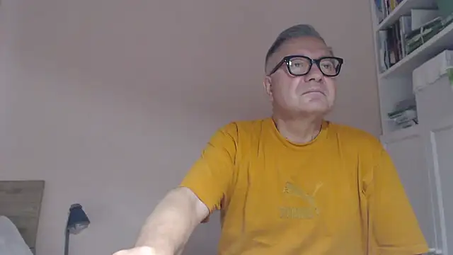 Snapshot of YOU6me chatting on July 22, 9:23 am YOU6me online show from July 22, 9:23 am