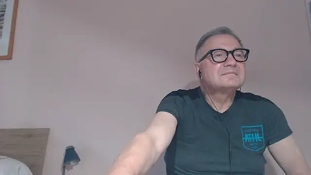 Snapshot of YOU6me chatting on July 30, 10:47 am YOU6me online show from July 30, 10:47 am