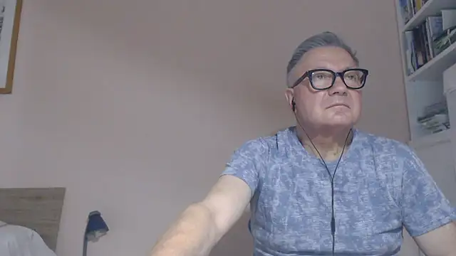 Snapshot of YOU6me chatting on July 31, 8:03 am YOU6me online show from July 31, 8:03 am
