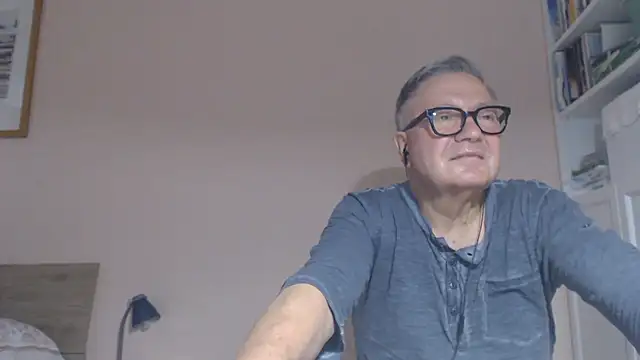 Snapshot of YOU6me chatting on August 3, 9:04 am YOU6me online show from August 3, 9:04 am