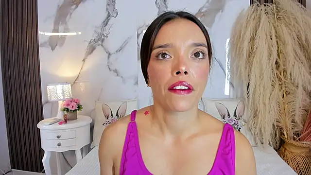 hannahill69 online show from May 2, 5:01 am