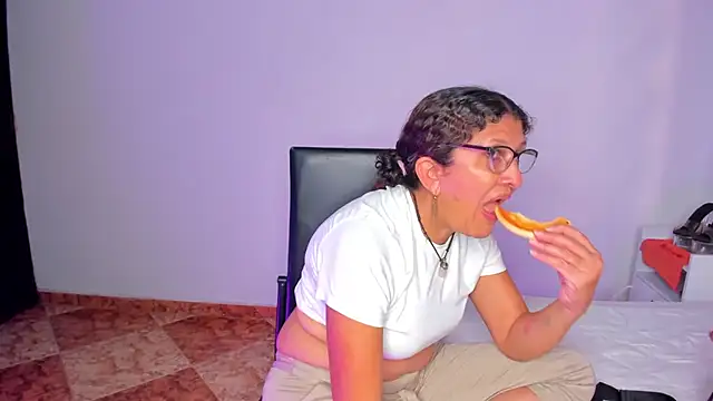 Snapshot of Keyla_Milf chatting on December 2, 2:39 am Keyla Milf online show from December 2, 2:39 am