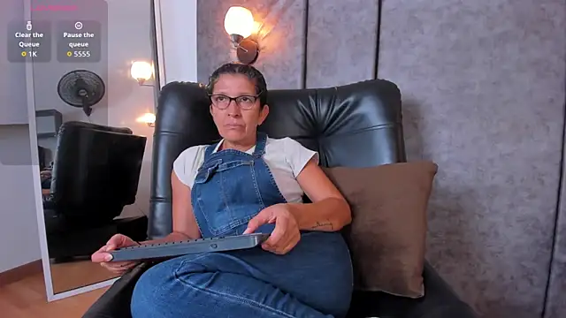 Keyla Milf online show from May 3, 1:06 pm