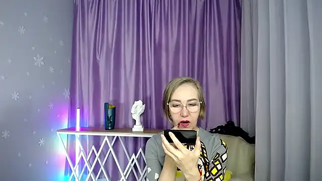 Snapshot of queen_a_n_i chatting on November 9, 11:30 am queen a n i online show from November 9, 11:30 am