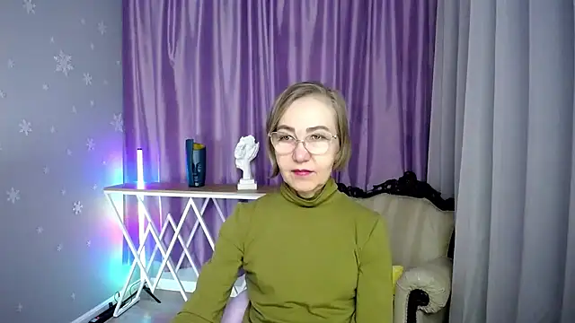 Snapshot of queen_a_n_i chatting on November 23, 10:15 am queen a n i online show from November 23, 10:15 am