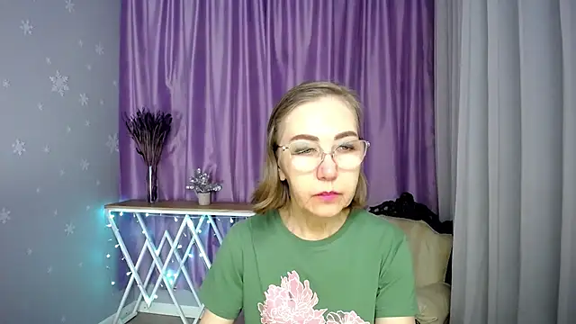 Snapshot of queen_a_n_i chatting on May 7, 6:30 am queen a n i online show from May 7, 6:30 am