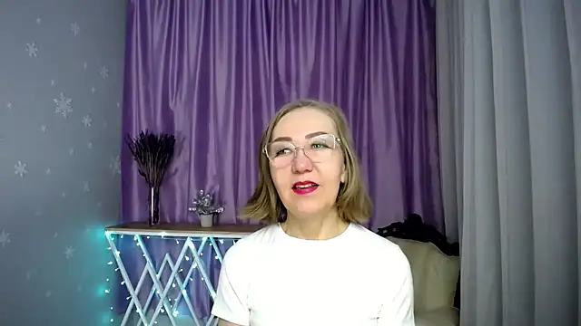 Snapshot of queen_a_n_i chatting on May 8, 7:14 am queen a n i online show from May 8, 7:14 am