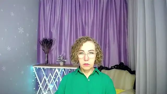 Snapshot of queen_a_n_i chatting on May 16, 8:33 am queen a n i online show from May 16, 8:33 am