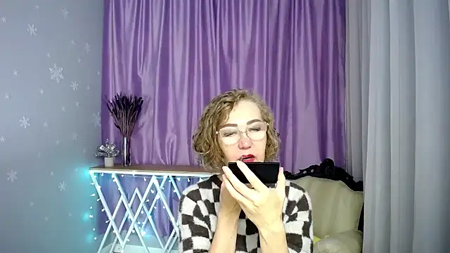 Snapshot of queen_a_n_i chatting on June 1, 8:27 am queen a n i online show from June 1, 8:27 am