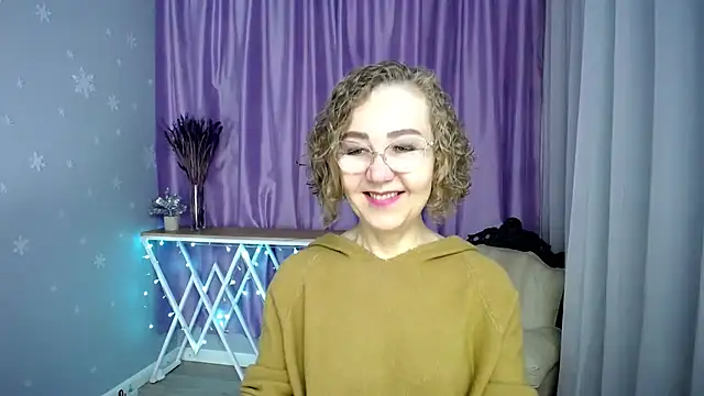 Snapshot of queen_a_n_i chatting on June 10, 8:35 am queen a n i online show from June 10, 8:35 am