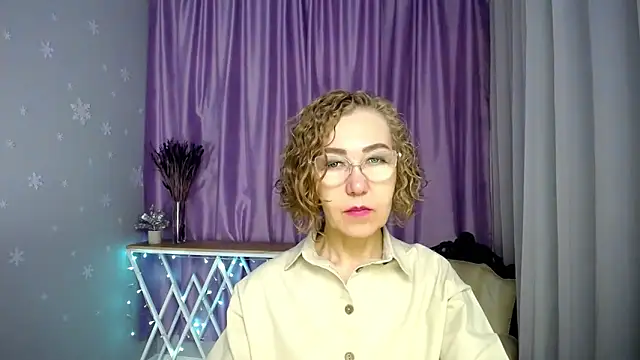 Snapshot of queen_a_n_i chatting on June 15, 4:58 am queen a n i online show from June 15, 4:58 am