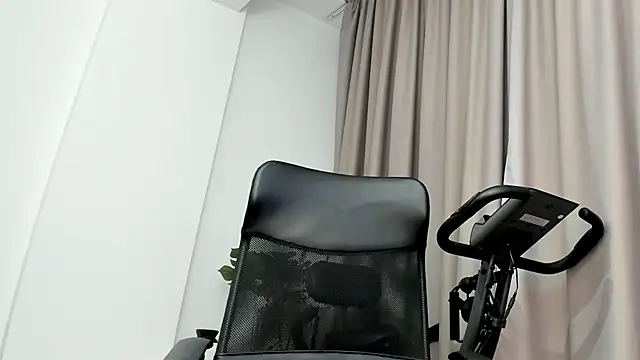 Snapshot of MuscleJohn chatting on March 4, 12:18 am MuscleJohn online show from March 4, 12:18 am