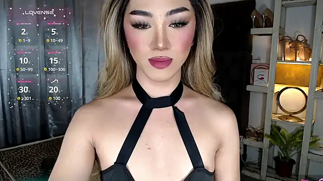 Snapshot of Local_Hoelyx chatting on December 4, 7:50 am Local Hoelyx online show from December 4, 7:50 am