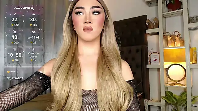 Snapshot of Local_Hoelyx chatting on December 5, 1:47 am Local Hoelyx online show from December 5, 1:47 am