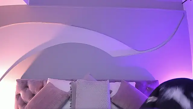 Nicolle W online show from February 7, 11:45 am