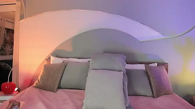 Nicolle W online show from October 2, 11:50 am