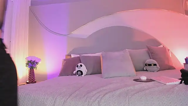 Nicolle W online show from October 31, 11:55 am