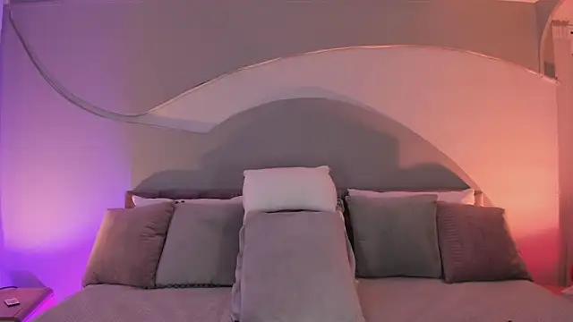 Nicolle W online show from November 5, 11:43 am