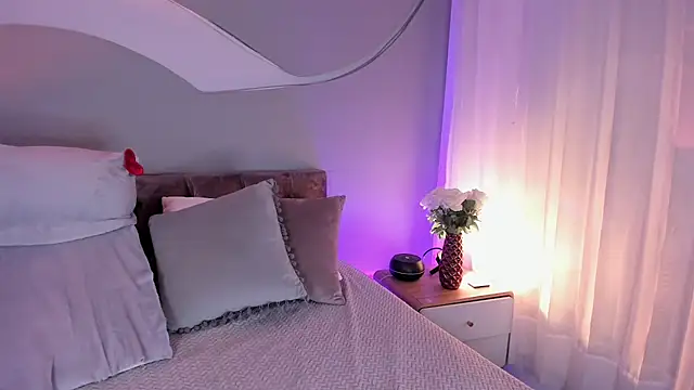 Snapshot of Nicolle_W chatting on July 27, 11:50 am Nicolle W online show from July 27, 11:50 am