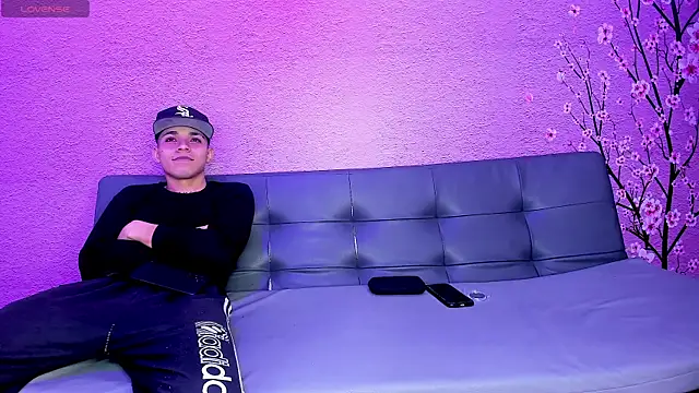 Snapshot of SecretsParty chatting on October 18, 3:31 am SecretsParty online show from October 18, 3:31 am