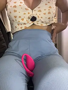 Snapshot of DulceMya6 chatting on January 4, 11:48 pm DulceMya6 online show from January 4, 11:48 pm