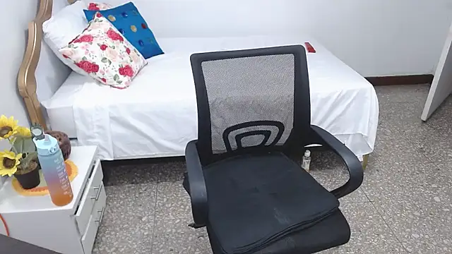 emiliaa hot online show from December 22, 8:25 pm