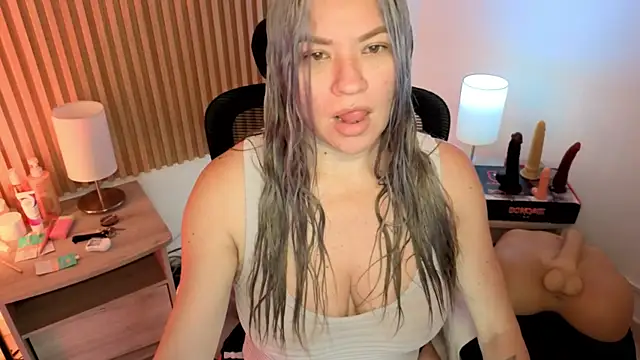 Snapshot of MarianL0ve chatting on May 6, 11:10 pm MarianL0ve online show from May 6, 11:10 pm