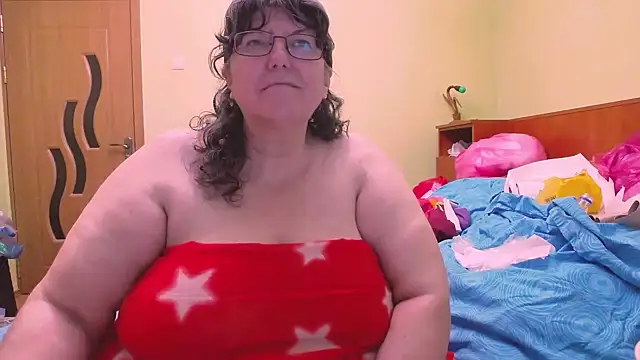 Snapshot of HugeTits chatting on December 3, 1:35 am HugeTits online show from December 3, 1:35 am