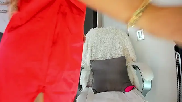 Snapshot of NatalieClark chatting on January 19, 2:32 pm NatalieClark online show from January 19, 2:32 pm