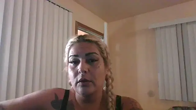 ShineyQuinn online show from May 27, 4:09 am