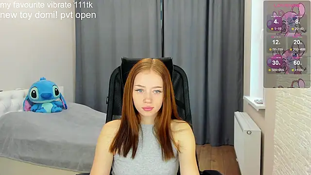 Snapshot of Hot_Mia_ chatting on December 4, 8:23 am Hot Mia online show from December 4, 8:23 am